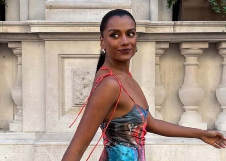 Simone Ashley usa um vestido justo da estilista favorita das celebridades, Macy Grimshaw