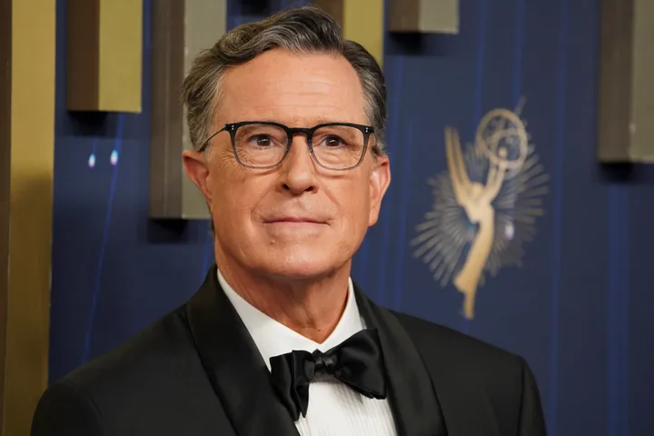 Stephen Colbert faz uma aparição surpresa como 'a voz da liberdade de expressão' neste novo programa