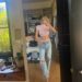 Sydney Sweeney estiliza um top de renda transparente de sua própria marca