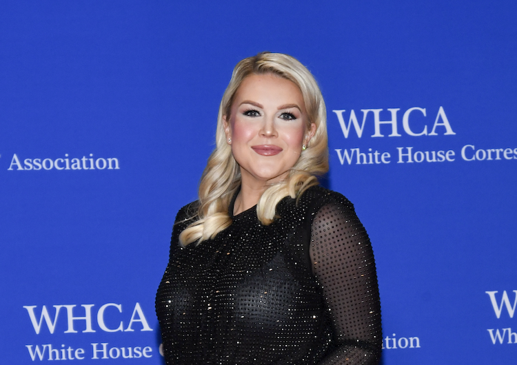 Tapete vermelho para jantar de correspondentes na Casa Branca: funcionários de Trump - incluindo Caroline Leavitt, muito grávida - misture-se com celebridades e repórteres