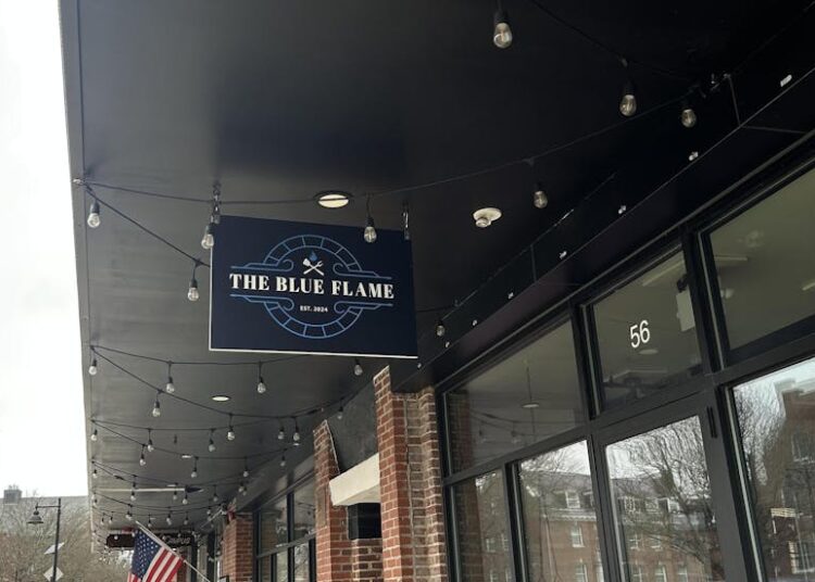 The Blue Flame oferece local de entretenimento para alunos da UNH, apesar da mudança na política de idade