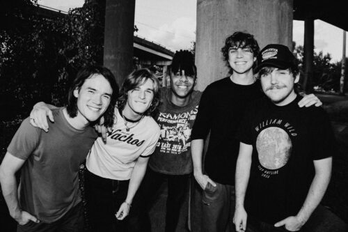 The Runarounds perseguem um sentimento perdido no último single “Bleachers”