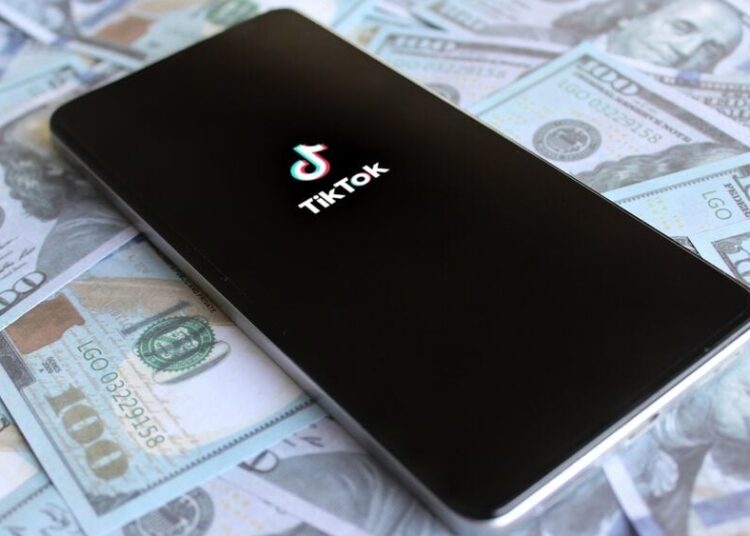 TikTok permitirá que criadores dos EUA vendam vídeos personalizados no aplicativo por meio de sua nova parceria Cameo