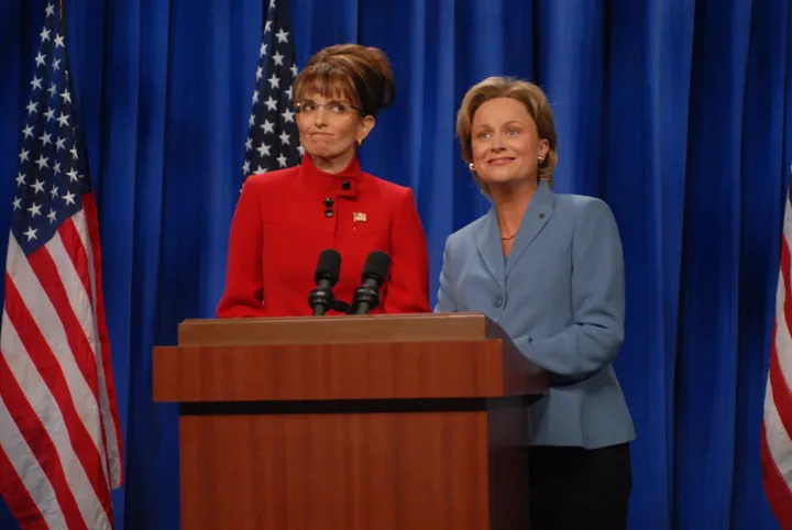Tina Fey se arrepende de algumas de suas piadas ‘SNL’, mas não desta representação implacável