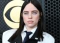 Todas as celebridades usando distintivos “ICE Out” no Grammy de 2026