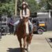 Todos saudam Kacey Musgraves e sua equitação, George Strait-Covering, nova música com estreia no Coachella Set