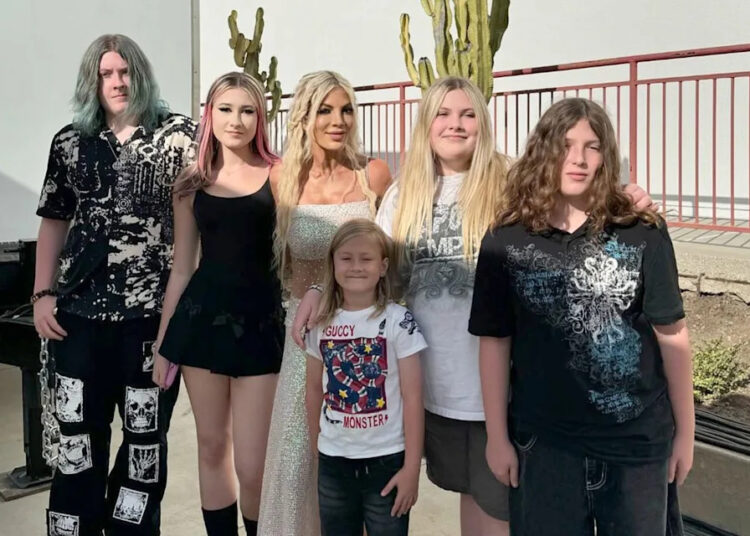 Tori Spelling e 4 de seus filhos levados ao hospital após acidente de carro