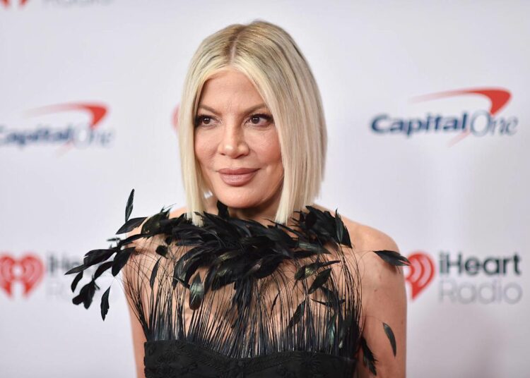 Tori Spelling fala após acidente de carro na Califórnia com sete crianças