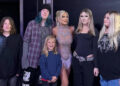 Tori Spelling fala sobre o acidente de carro que levou ela e seus filhos ao hospital, diz que outro motorista 'nos expulsou'