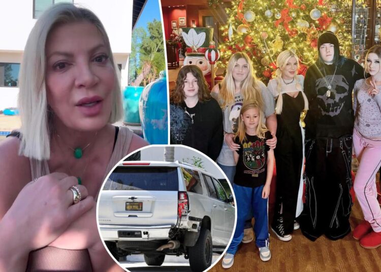 Tori Spelling quebra o silêncio sobre acidente de carro que levou 7 crianças ao hospital
