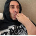 Travis Barker compartilha foto mostrando ele chupando os dedos dos pés de Kourtney Kardashian