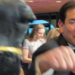 Triumph The Insult Comic Dog atrai Marco Rubio para um soco brincalhão