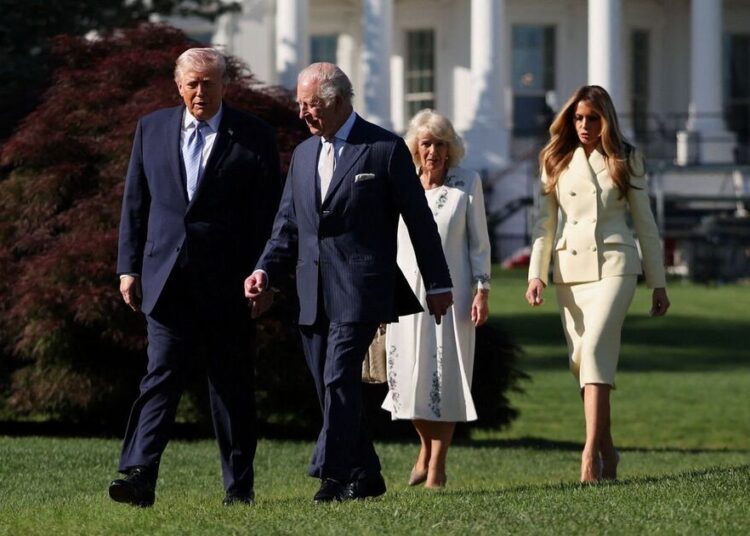 Trump desperta fúria por fazer gesto ‘desrespeitoso’ à Rainha Camilla | Real | Notícias