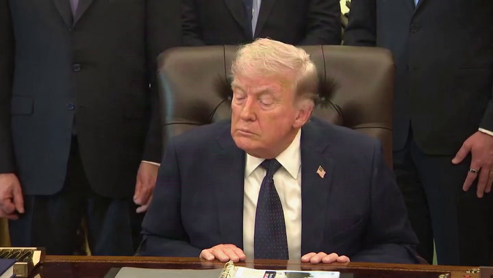 Trump vai atrás do filho do rei pouco antes da visita real