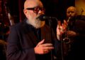 Veja Michael Stipe estreando nova música ‘The Rest of Ever’ em ‘Colbert’