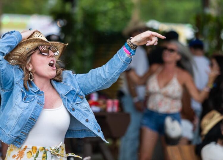 Ventos fortes causam estragos no Stagecoach, festival adiado, fãs evacuados