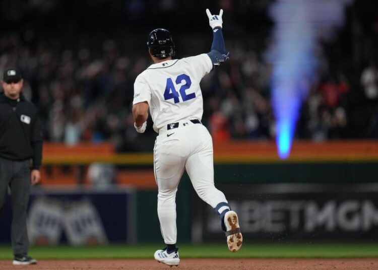 Wenceel Pérez acerta um home run na 8ª entrada na vitória do Tigers sobre o Royals por 2 a 1 pela 5ª vitória consecutiva – Macomb Daily