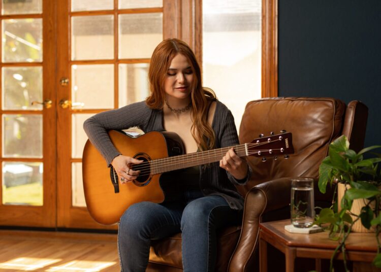 Yamaha expande linha de guitarras transacústicas com novos modelos habilitados para Bluetooth para músicos modernos