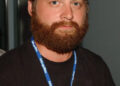 Zach Galifianakis se lembra de ter trabalhado como ajudante de garçom em um 'strip joint' em Nova York aos 20 anos: 'Não tenho orgulho disso'