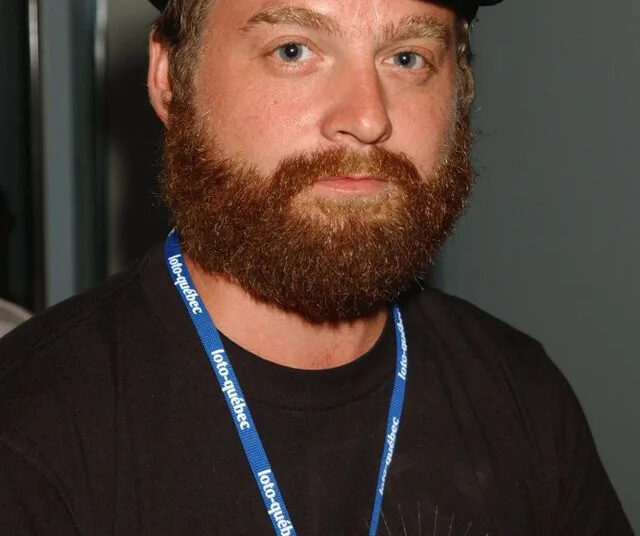 Zach Galifianakis se lembra de ter trabalhado como ajudante de garçom em um 'strip joint' em Nova York aos 20 anos: 'Não tenho orgulho disso'