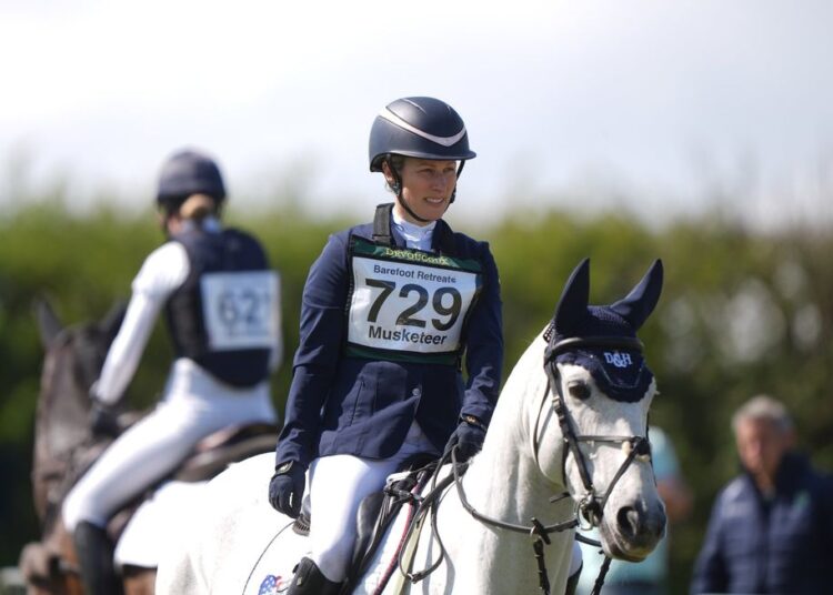 Zara Tindall abandona o glamour por um visual natural após o fim de semana de Aintree