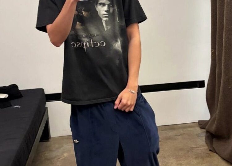 Zendaya desenterra uma camiseta antiga de 'Crepúsculo' em homenagem ao co-estrela de 'The Drama', Robert Pattinson