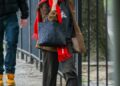 Zoë Kravitz faz um passeio solo em Nova York usando vários acessórios da linha