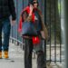 Zoë Kravitz faz um passeio solo em Nova York usando vários acessórios da linha
