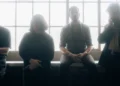 14 novas músicas lançadas hoje para ouvir: Gilla Band, Cornelius e mais