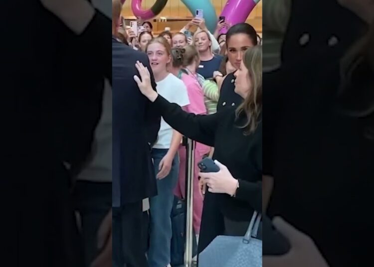 Tensión en público: No toques a mi chico #royalfamily #noticias #principeharry