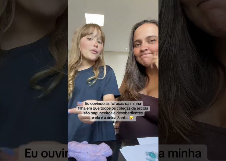 Clarinha contando as fofocas da escola kkk
