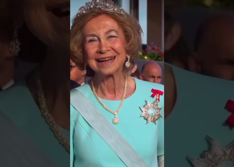 RAINHA SOFIA VOLTA A SORRIR ! Alegria na festa de 80 anos do Rei da Suécia #reinasofia #rainhasofia