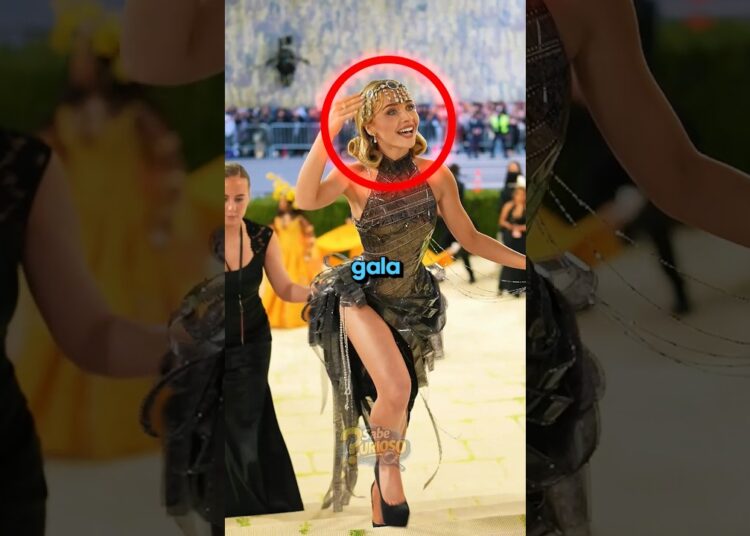 Jisoo roubou a cena no Met Gala! #curiosidades #sabrinacarpenter #noticias #brazil