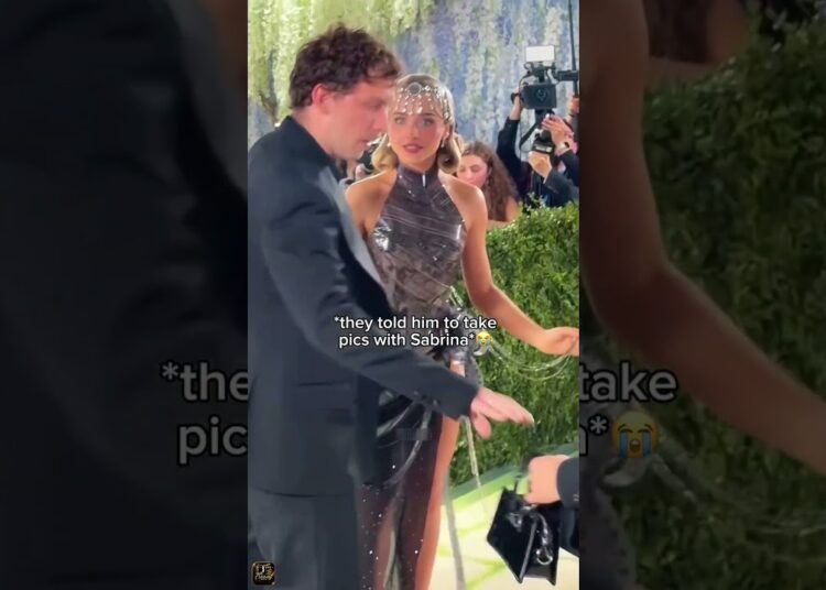 Sabrina Carpenter’s NEW Boyfriend?! 😳