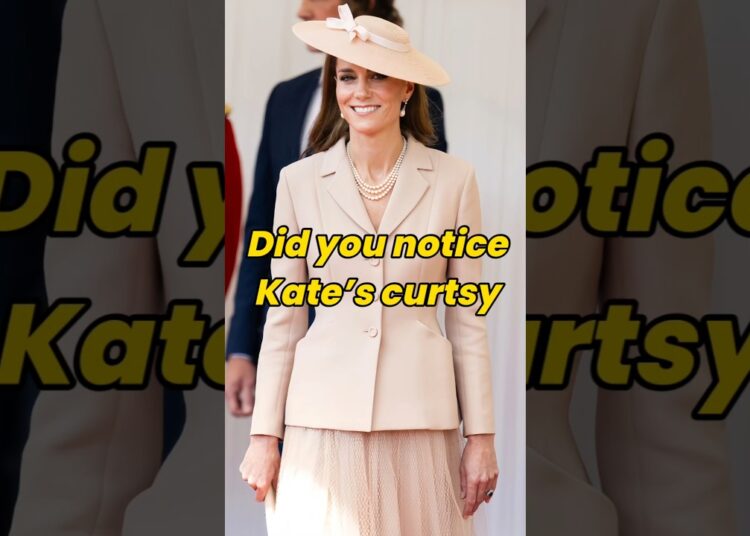 Did you notice Kate’s curtsy  #fyp #royal #katemiddleton #queencamilla