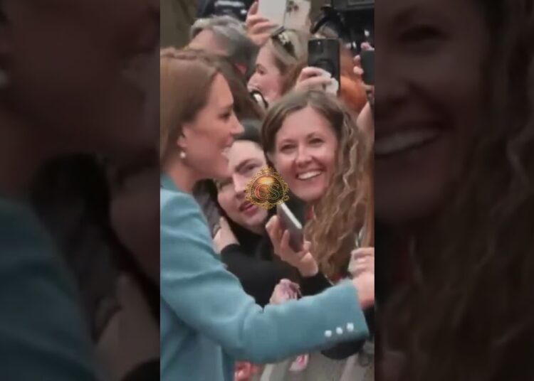 Kate chega sob calorosa recepção na Itália! #royalfamily #princesscatherine #realeza #noticias