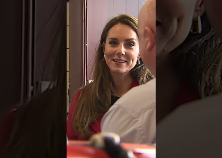 Kate chamou atenção nesse evento 👀👑#PrincessKate #PrinceWilliam #Shorts