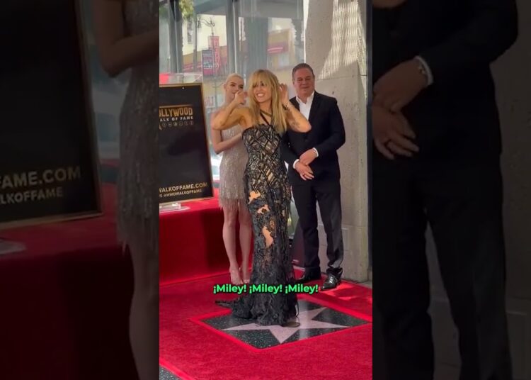 Miley Cyrus recibió su estrella en el Paseo de la Fama de Hollywood #hollywood #shorts #star