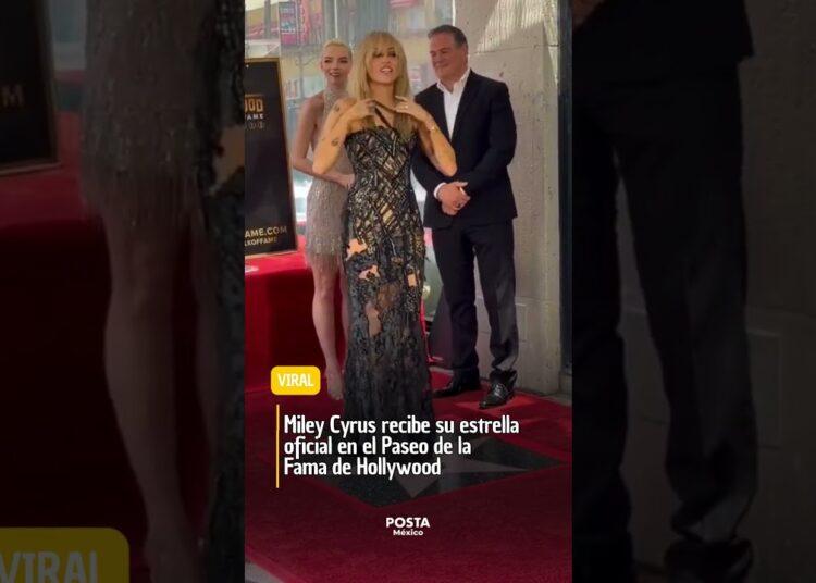 #LoÚltimo I🌟🎤 Miley #Cyrus recibió oficialmente su estrella en el Paseo de la Fama de #Hollywood