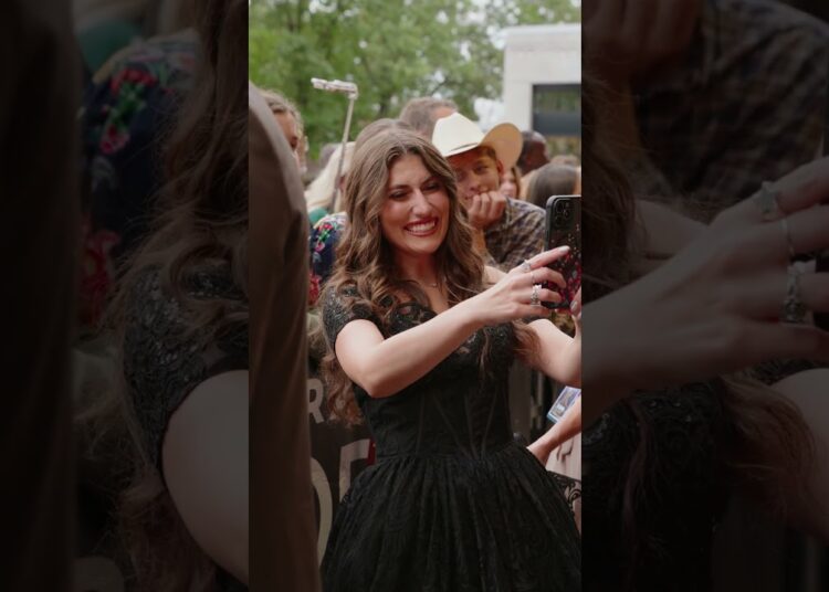 How many stars can you spot on the red carpet? 🤩 #redcarpet #awardshow #awards #behindthescenes