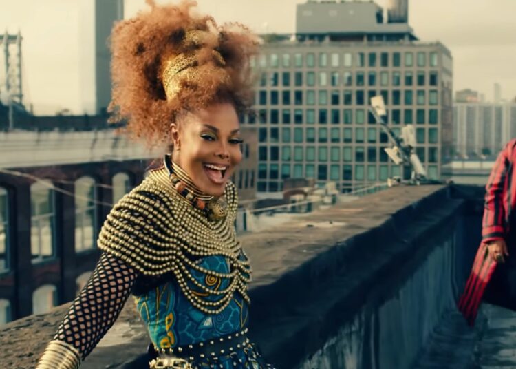6 trajes impressionantes para videoclipes de estrelas pop na faixa dos 40 anos ou mais