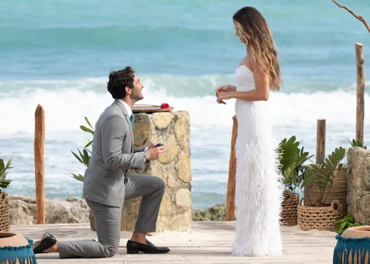 A celebridade de “Bachelor” e “DWTS” Joey Graziadei pede sua noiva em casamento pela segunda vez: 'Ela disse sim (de novo)'