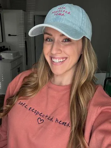 A enfermeira influenciadora Jen Hamilton quer que os pais deixem os planos de parto para trás e se apoiem nas 'vibrações' (exclusivo)