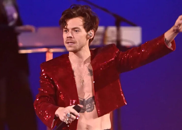 A equipe da turnê de Harry Styles analisa o palco após protestos dos fãs