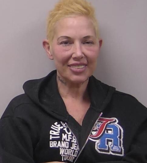 A ex-mulher de Eminem, Kim Mathers, parece irreconhecível e mostra um sorriso em nova foto de prisão por DUI