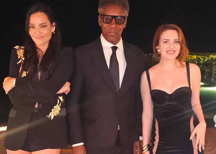 A festa anual da Vanity Fair em Cannes não tem celebridades, mas os convidados incluíam “a família governante do Catar” e “uma linda garota gravando vídeos com meta-óculos”