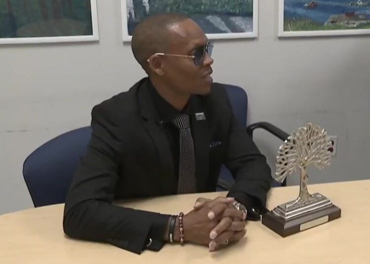 A lenda da música de Boston, Ronnie Devoe, homenageada pelas Escolas Públicas de Newton com novo prêmio – Boston News, Weather, Sports