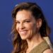 A maternidade 'mudou' a forma como Hilary Swank vê a 'disciplina'