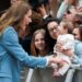 A reação inestimável da princesa Kate ao adorável bebê capturado pela câmera