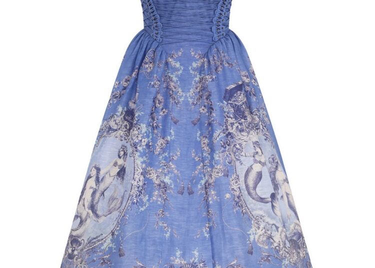 A sequência de estilo de convidado de casamento de Taylor Swift continua com um vestido Midi Zimmermann azul